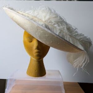 Peter Bettley straw feather hat white, size OS